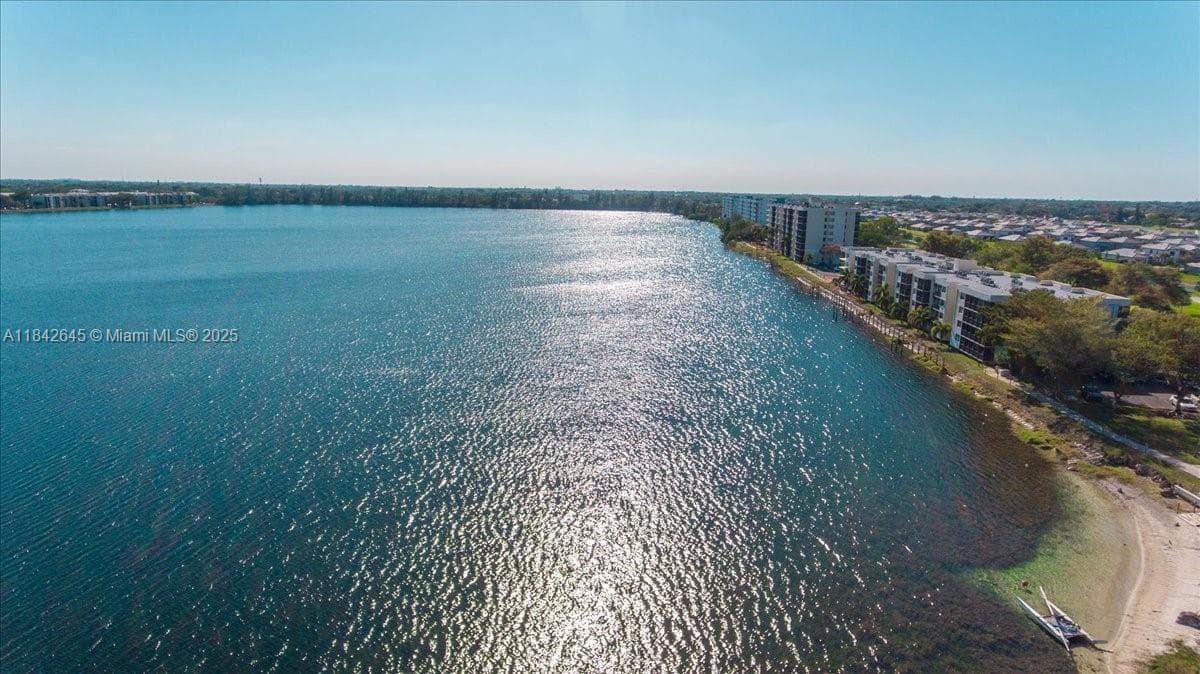 LAKE EMERALD CONDOMINIUM · #403 in Oakland Park - Photo 2