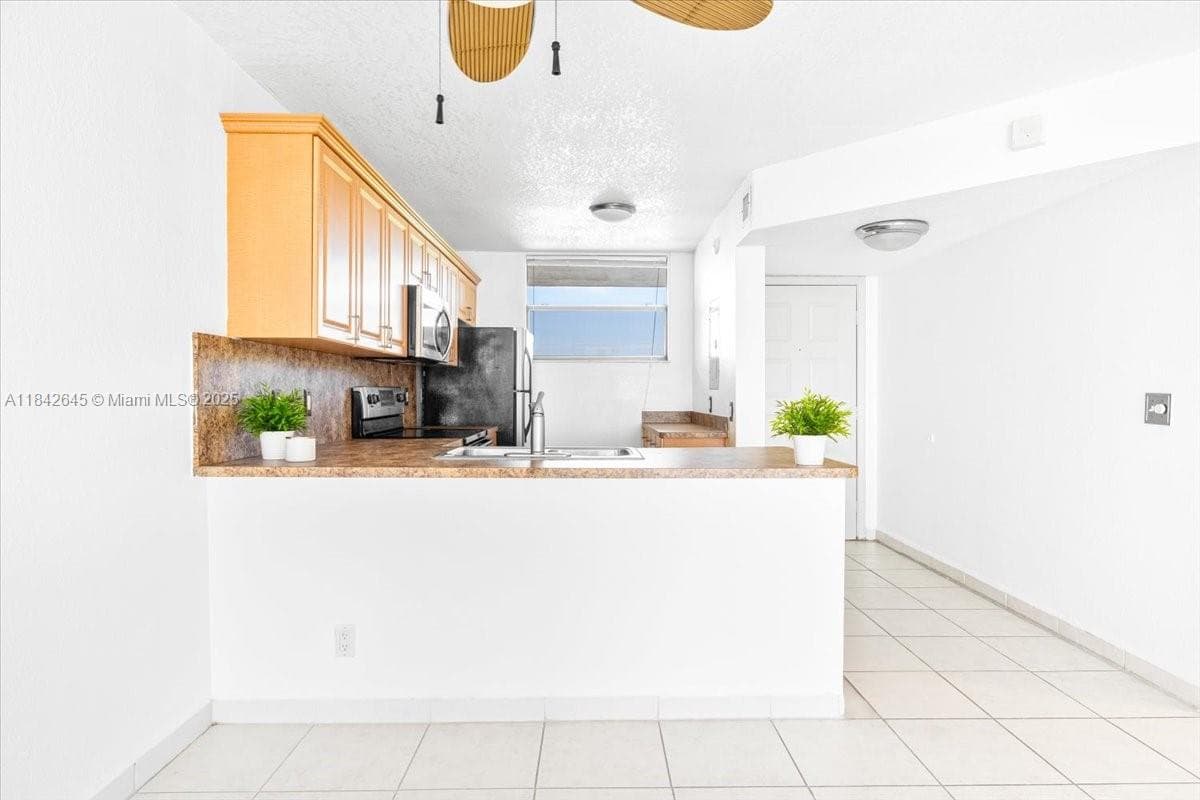 LAKE EMERALD CONDOMINIUM · #403 in Oakland Park - Photo 6
