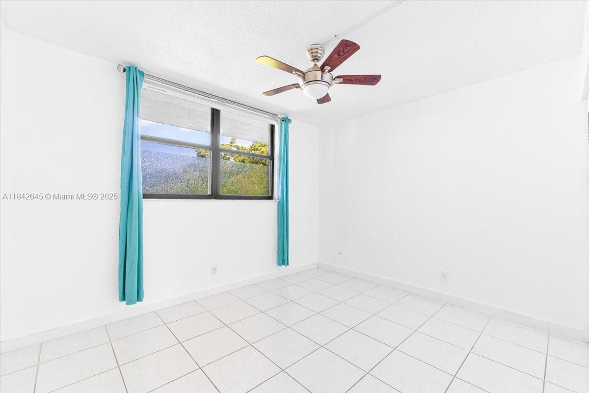 LAKE EMERALD CONDOMINIUM · #403 in Oakland Park - Photo 16