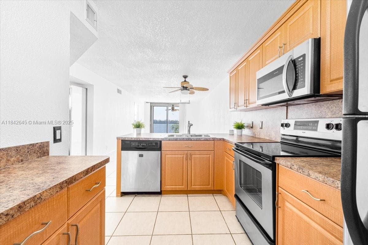 LAKE EMERALD CONDOMINIUM · #403 in Oakland Park - Photo 3