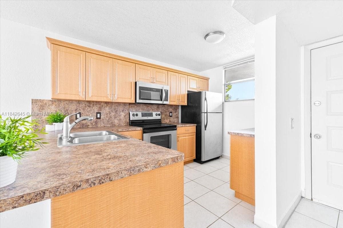 LAKE EMERALD CONDOMINIUM · #403 in Oakland Park - Photo 5