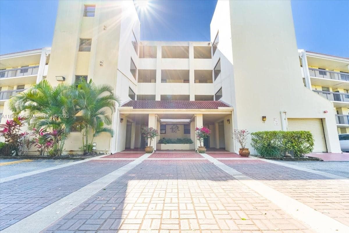 LAKE EMERALD CONDOMINIUM · #403 in Oakland Park - Photo 33