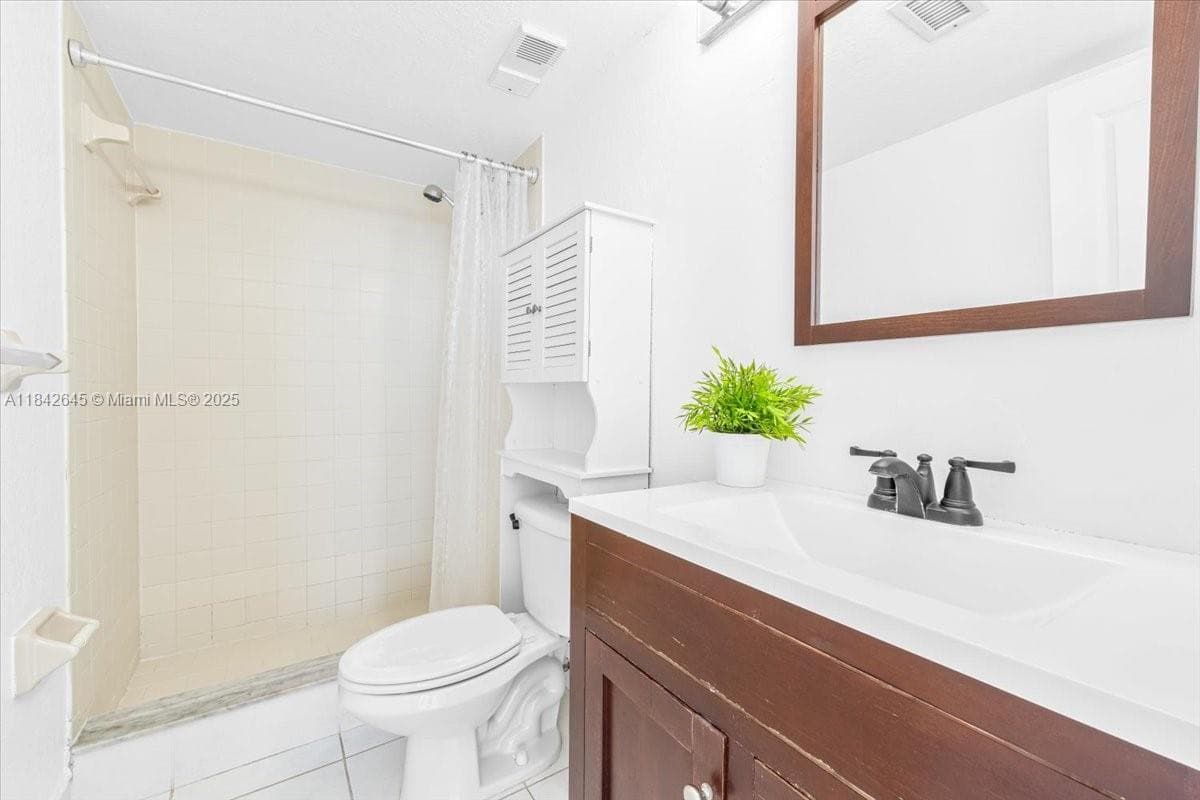 LAKE EMERALD CONDOMINIUM · #403 in Oakland Park - Photo 14