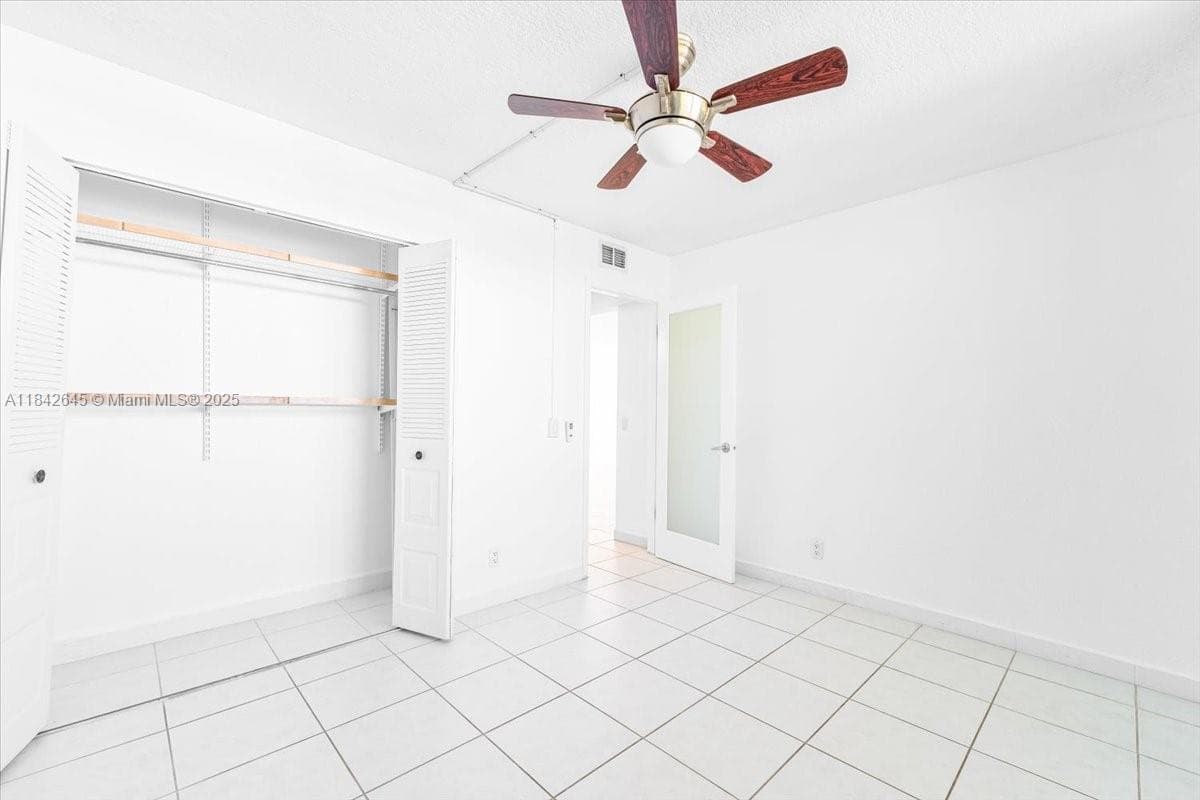 LAKE EMERALD CONDOMINIUM · #403 in Oakland Park - Photo 18