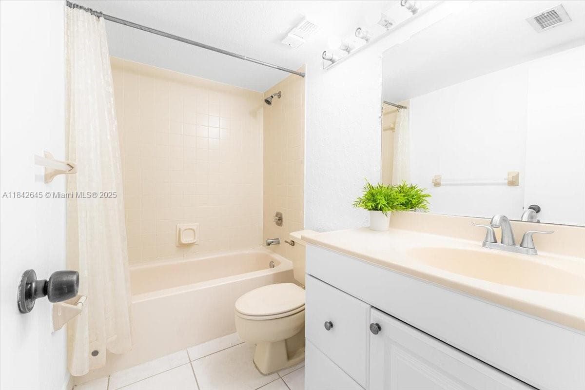 LAKE EMERALD CONDOMINIUM · #403 in Oakland Park - Photo 19