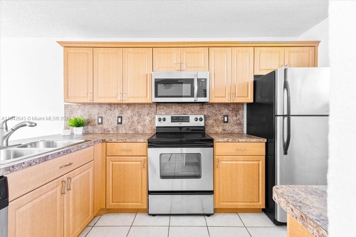 LAKE EMERALD CONDOMINIUM · #403 in Oakland Park - Photo 4