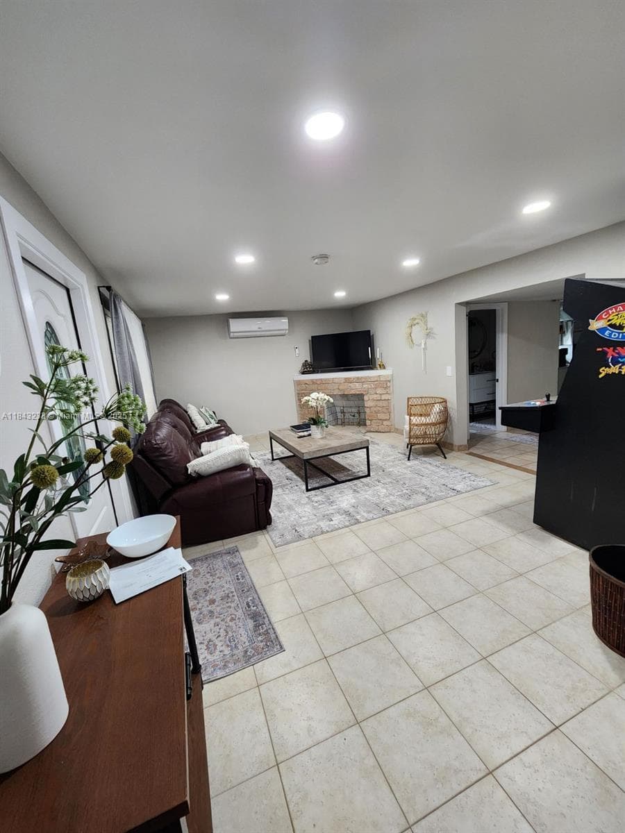 1872 SW 29th Ave #A photo 4