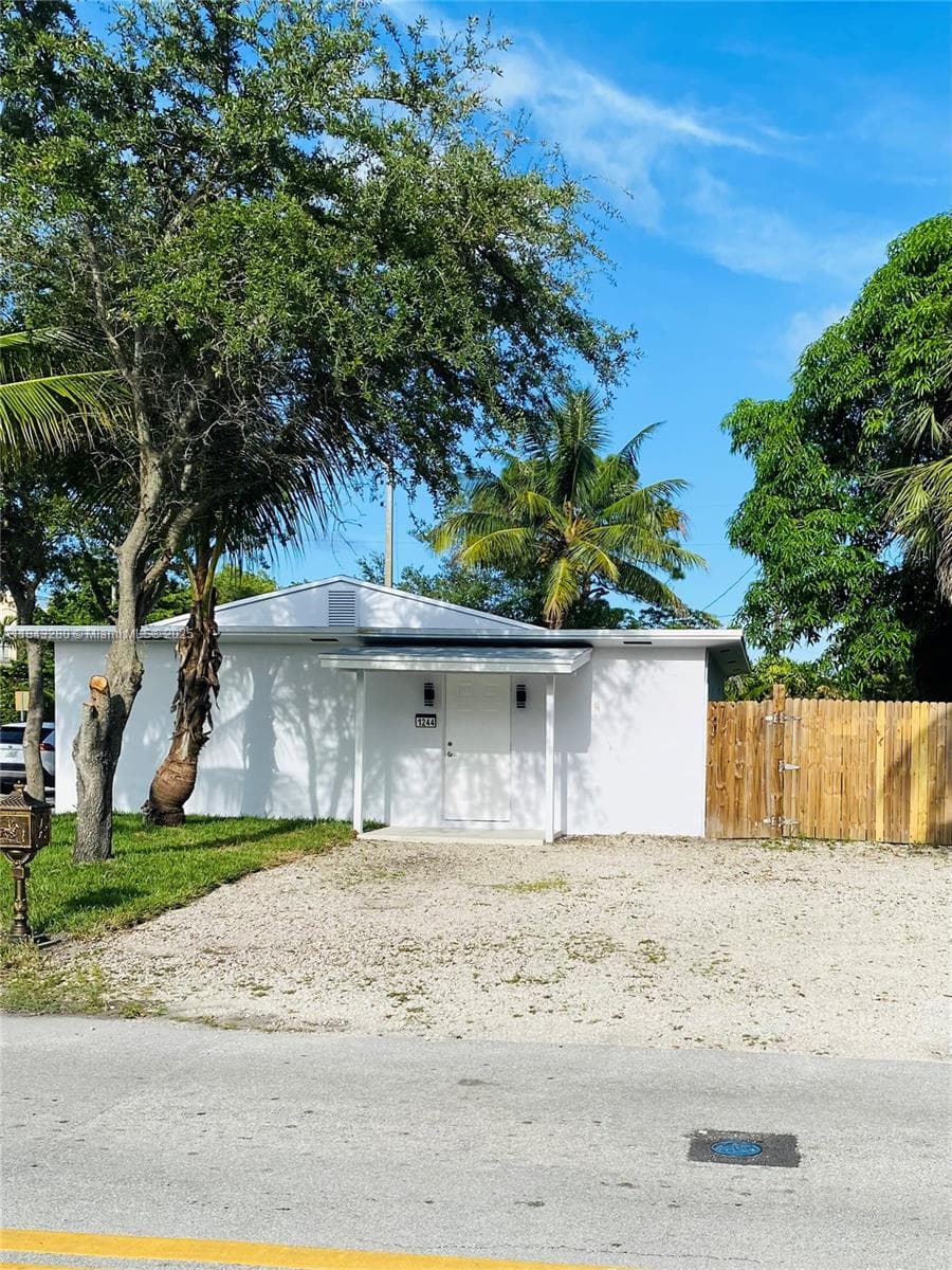 1244 NW 1st Ave photo 1
