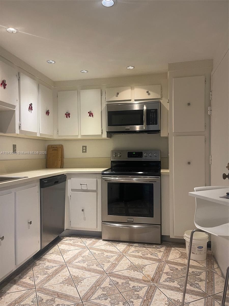 SEA AIR TOWERS CONDO · #415 in Hollywood - Photo 14