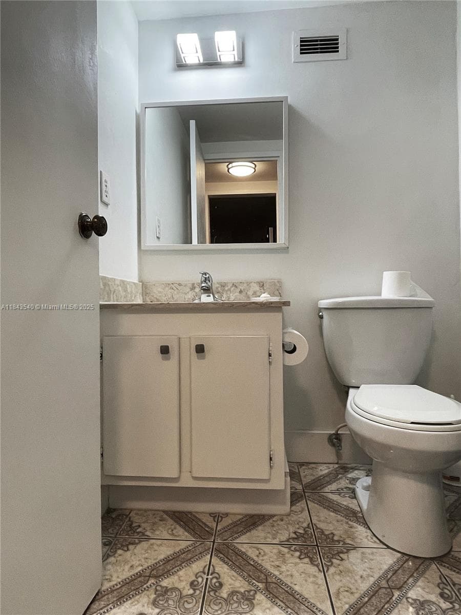 SEA AIR TOWERS CONDO · #415 in Hollywood - Photo 18
