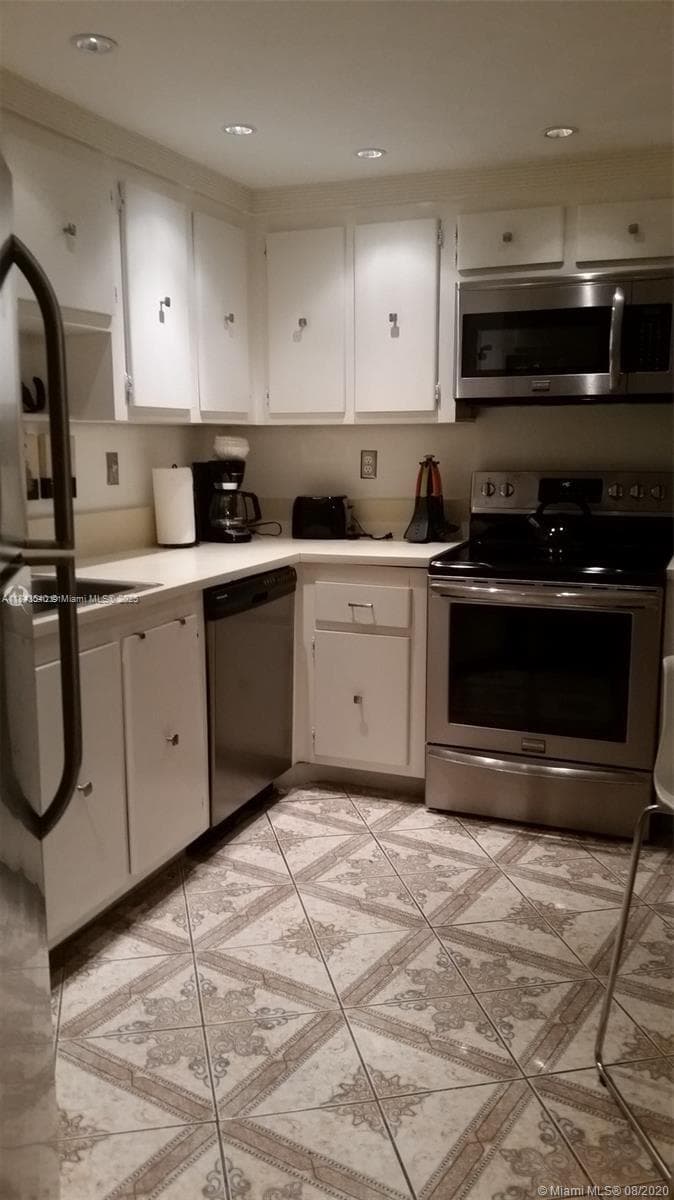 SEA AIR TOWERS CONDO · #415 in Hollywood - Photo 15