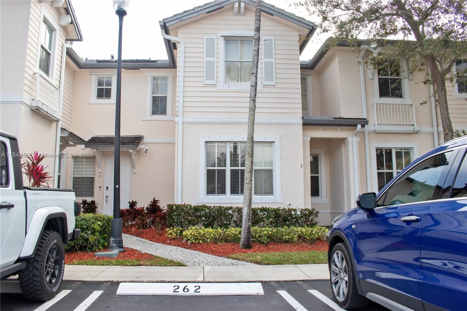 153 SE 28th Pl #3 photo 1