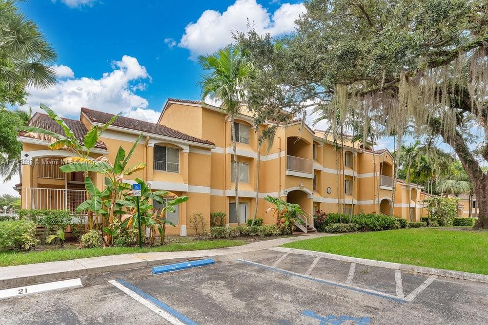 SAILBOAT POINTE CONDO · #215 in Oakland Park - Photo 2