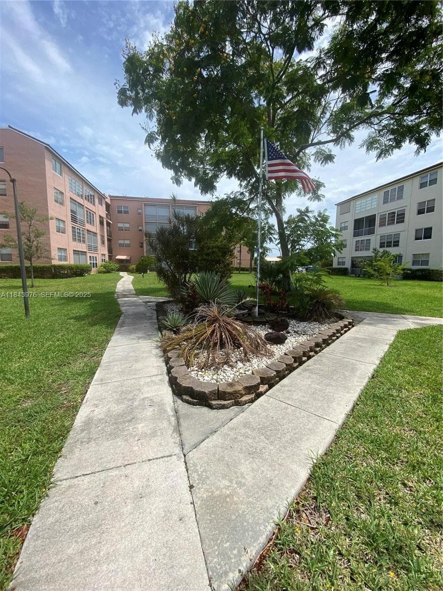 SOMERSET NO 4 CONDO · #117 in Lauderdale Lakes - Photo 2