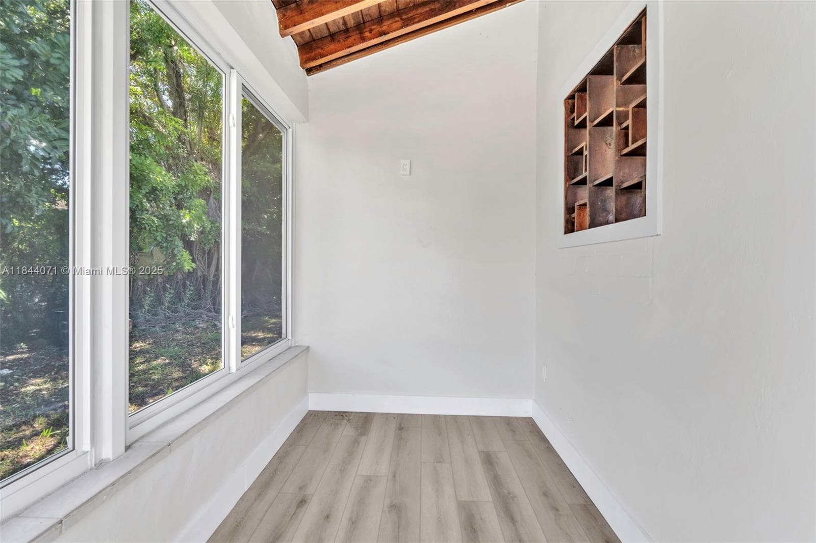 208 N 56th Ave photo 4