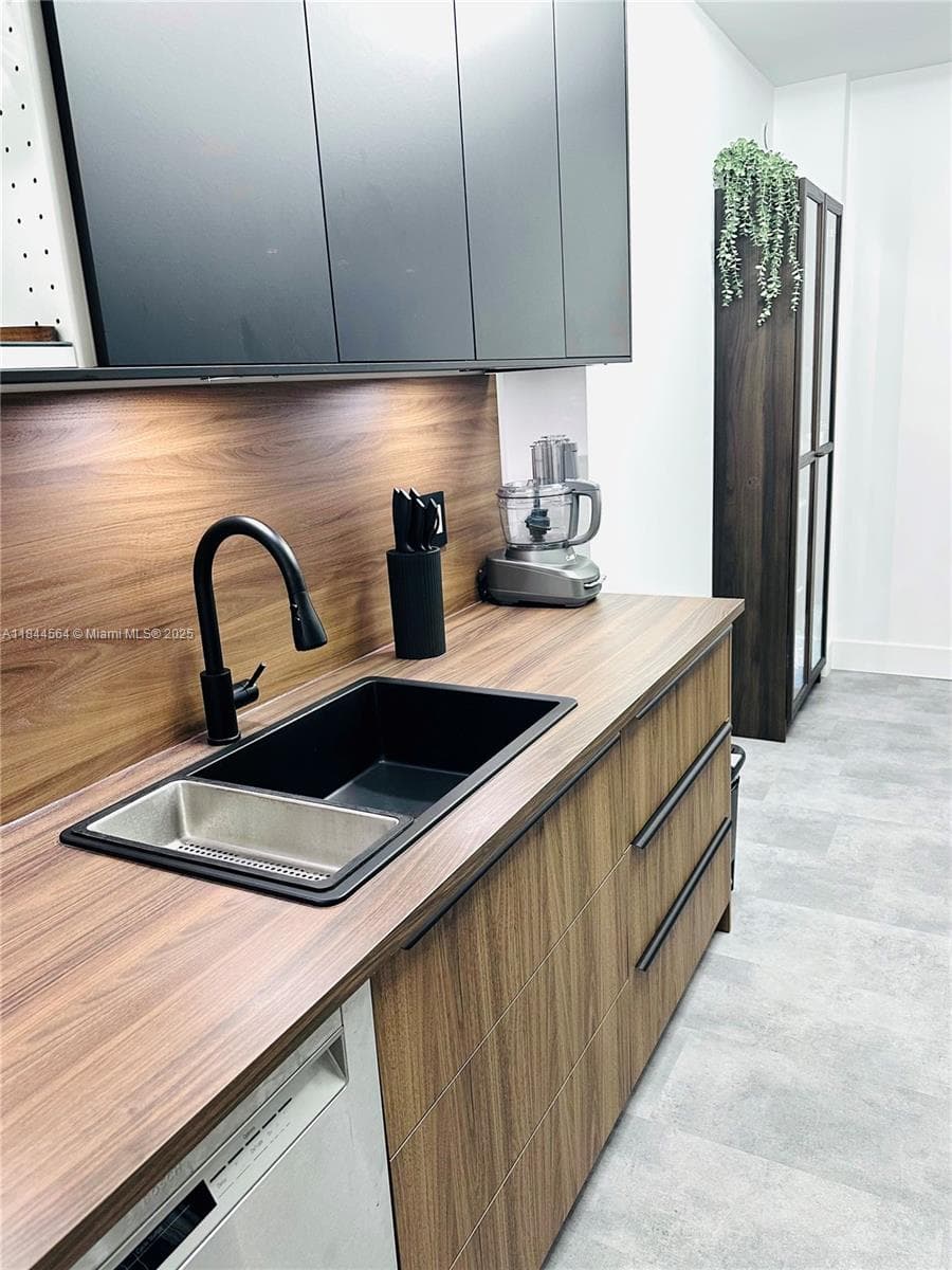 Hillcrest · #805A in Hollywood - Photo 2