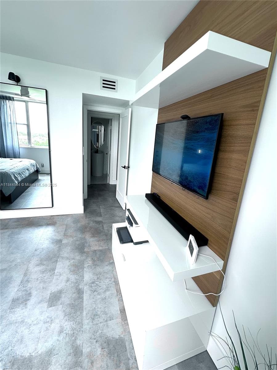 Hillcrest · #805A in Hollywood - Photo 43