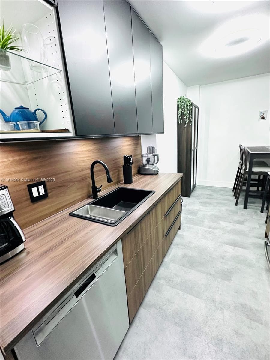 Hillcrest · #805A in Hollywood - Photo 3