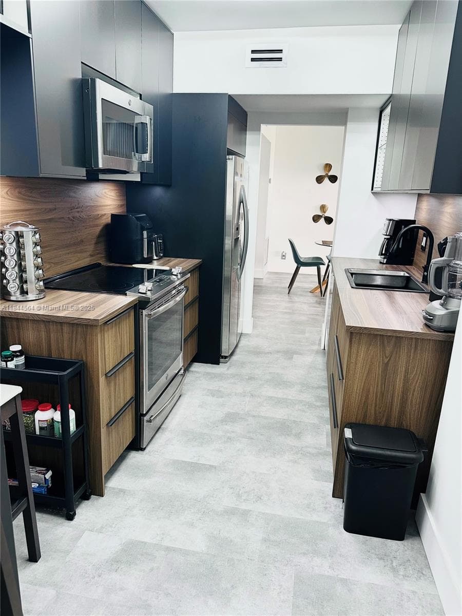Hillcrest · #805A in Hollywood - Photo 9