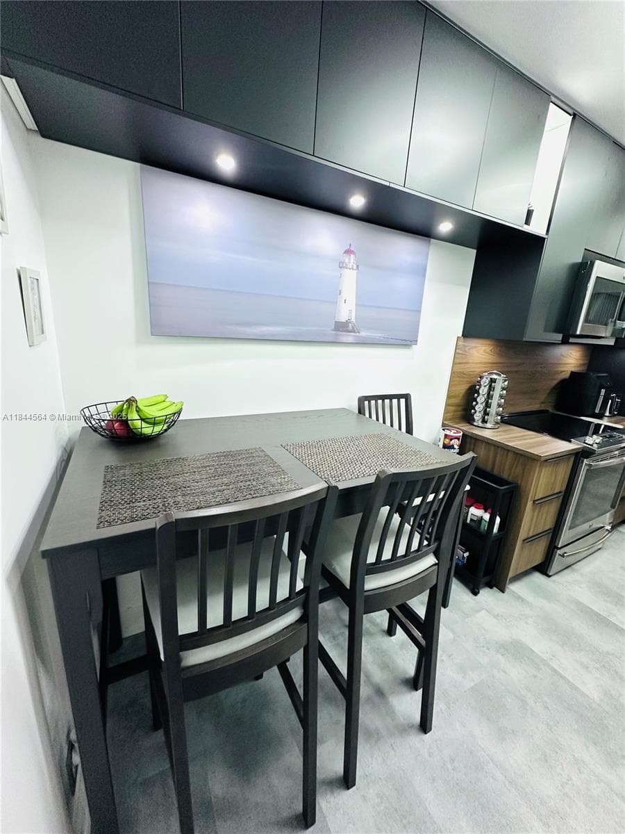 Hillcrest · #805A in Hollywood - Photo 8