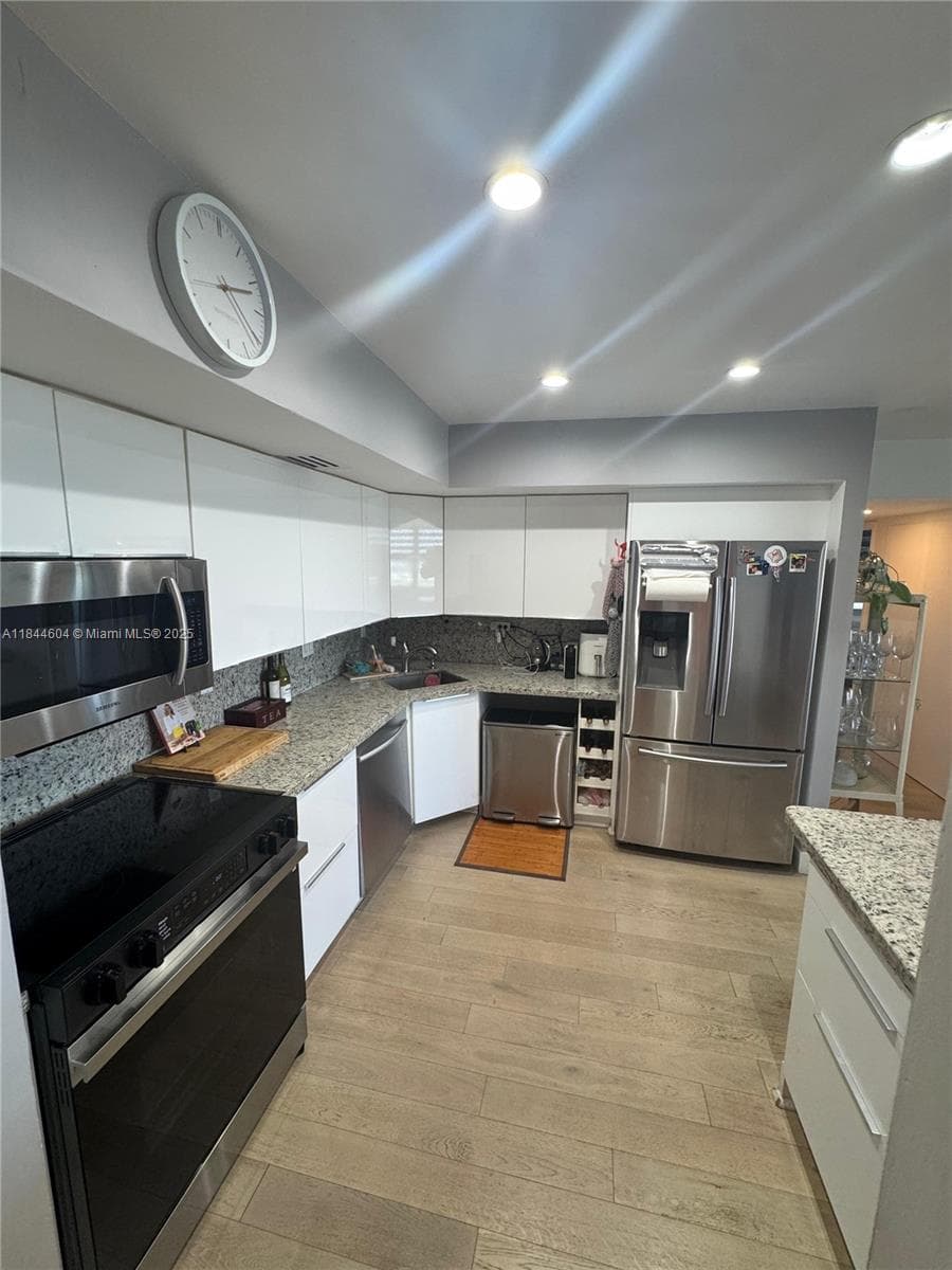 BAYVIEW TOWERS CONDO SOUT · #B1611 in North Miami - Photo 3