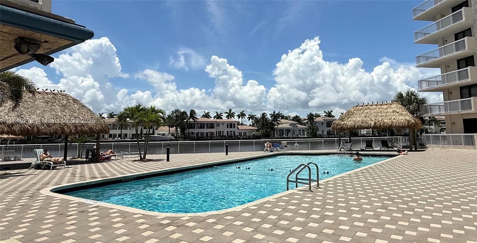 Sits right on the intracoastal