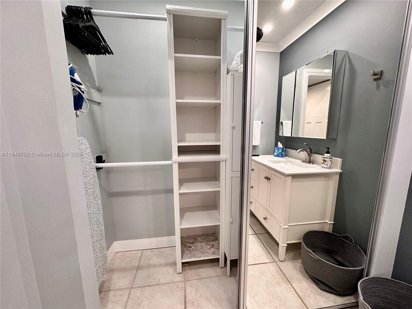 Closet shelving