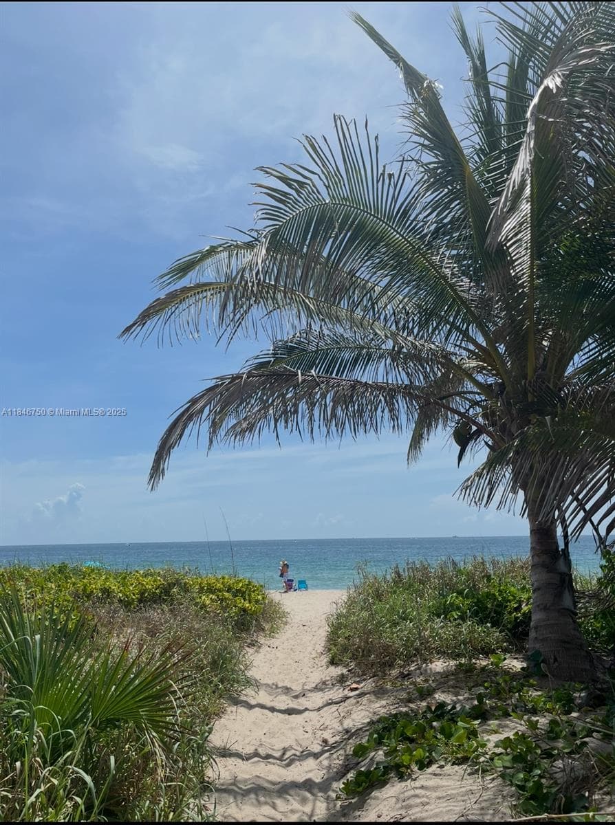 A few shorts steps to the shore