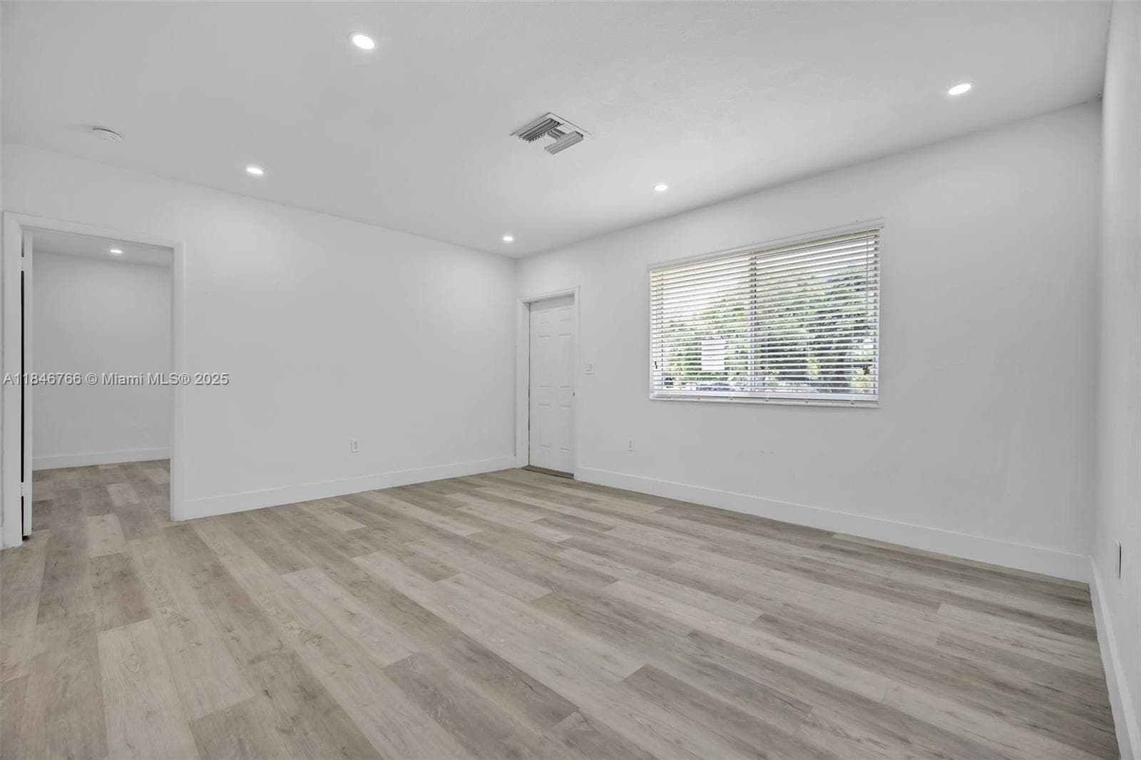 1401 NE 152 St photo 13