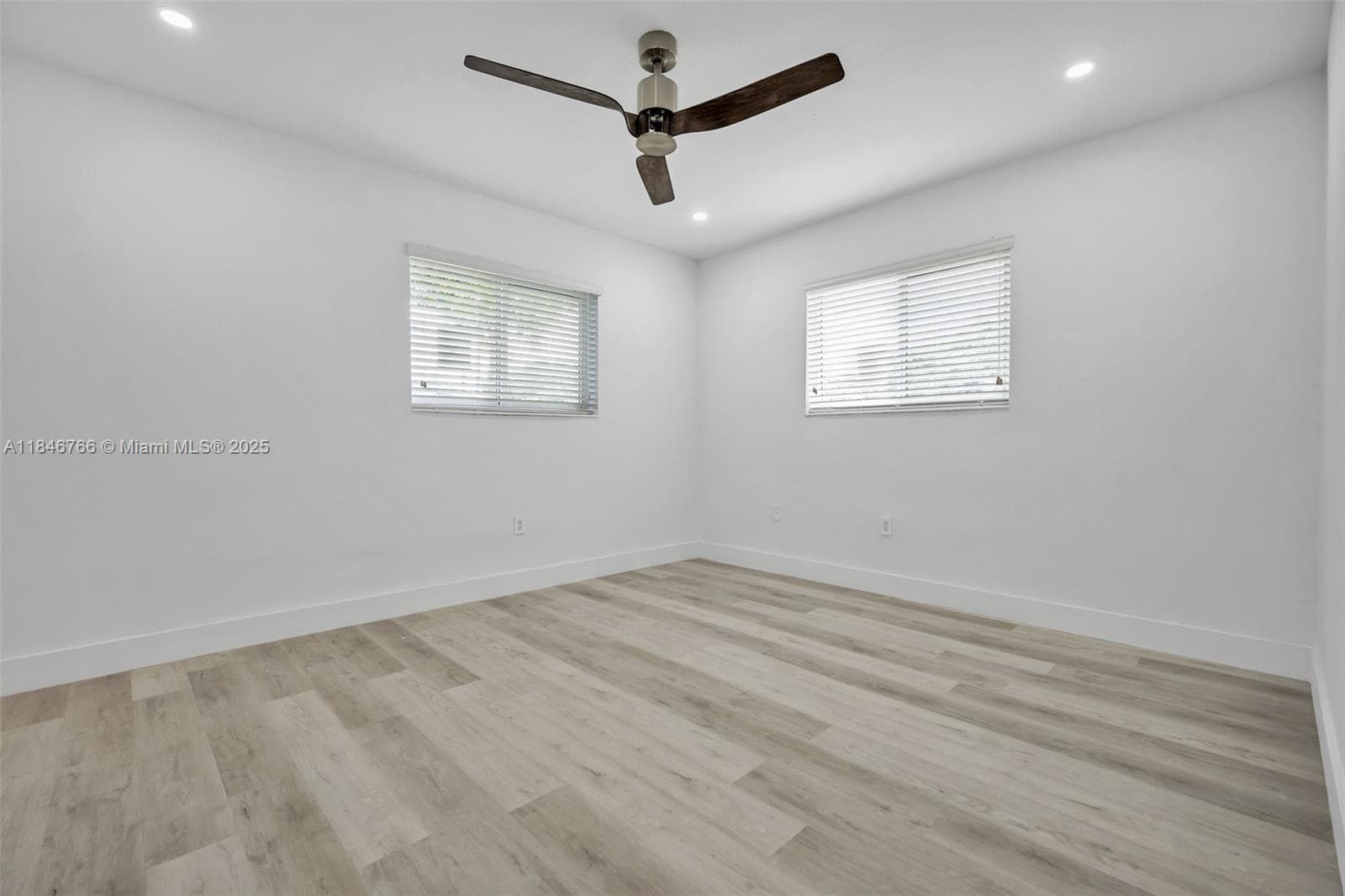 1401 NE 152 St photo 16