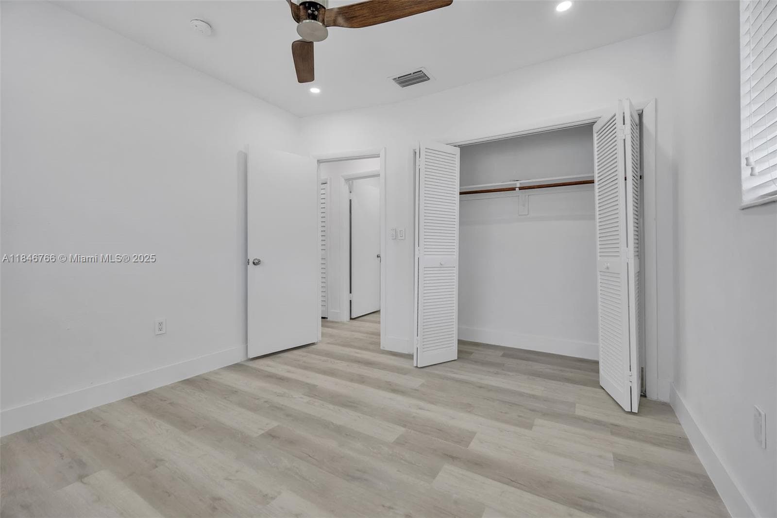 1401 NE 152 St photo 22