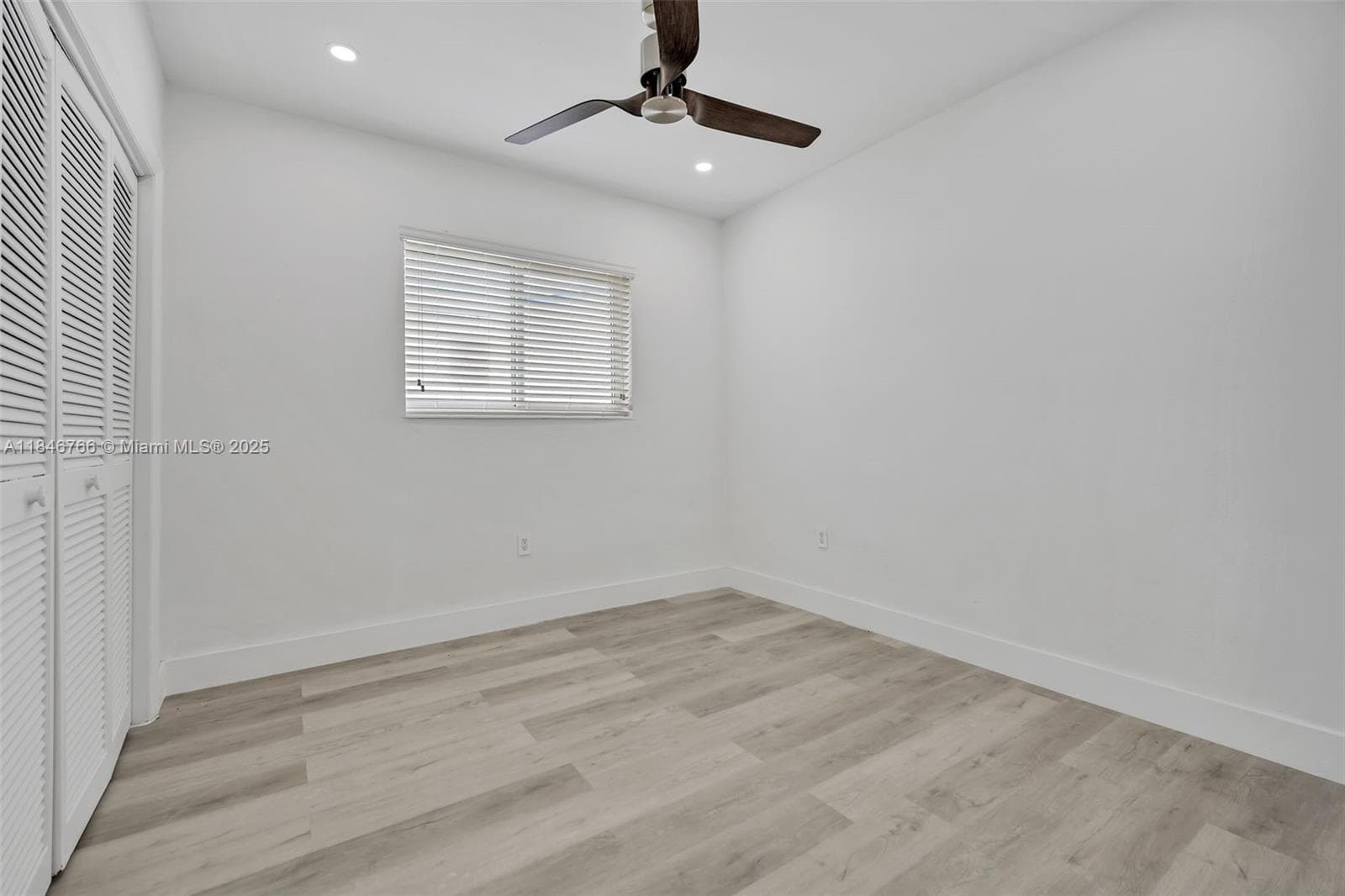 1401 NE 152 St photo 20