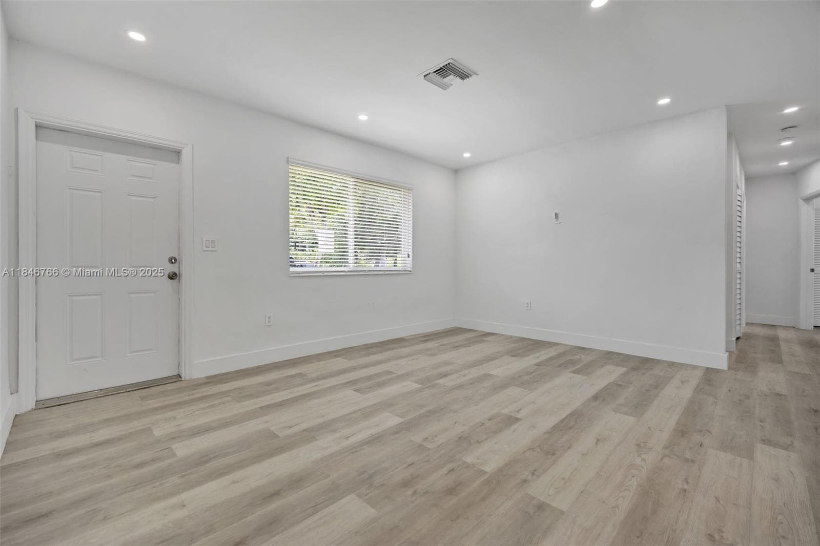 1401 NE 152 St photo 9