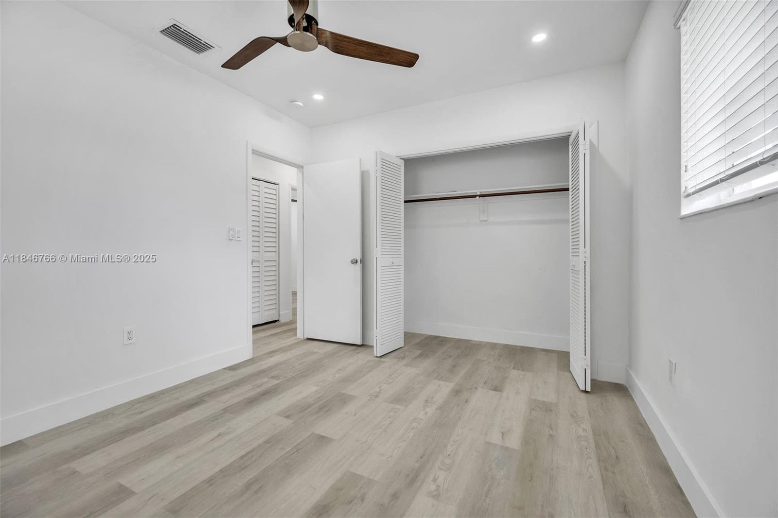 1401 NE 152 St photo 24