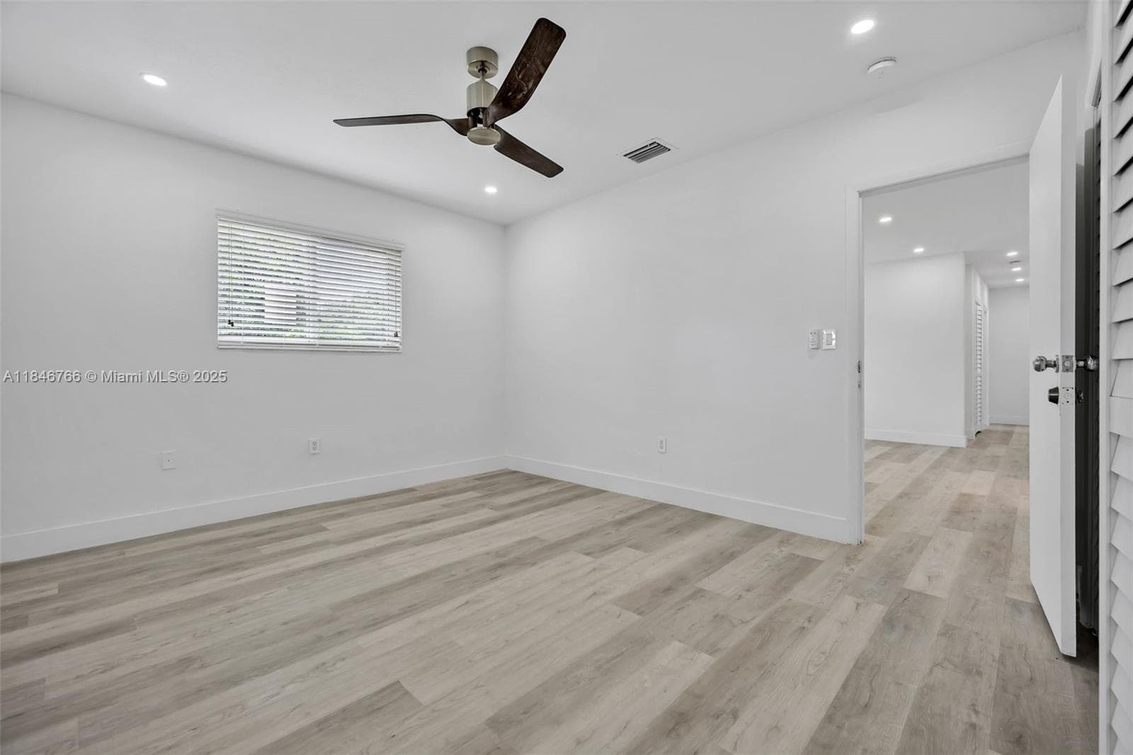 1401 NE 152 St photo 18