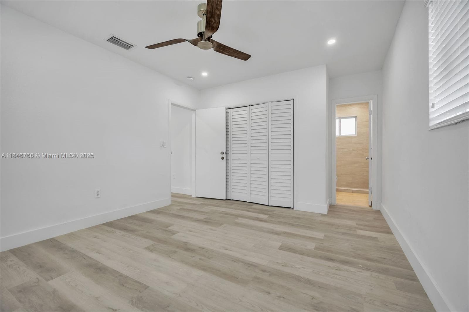 1401 NE 152 St photo 15