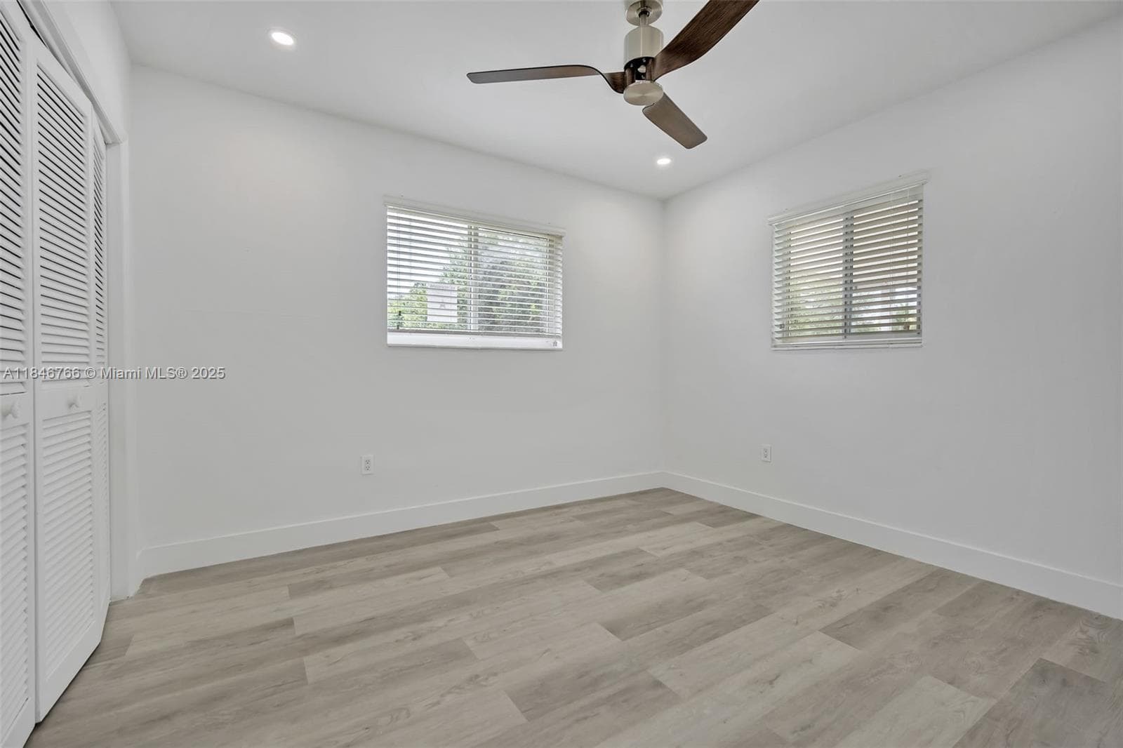 1401 NE 152 St photo 25