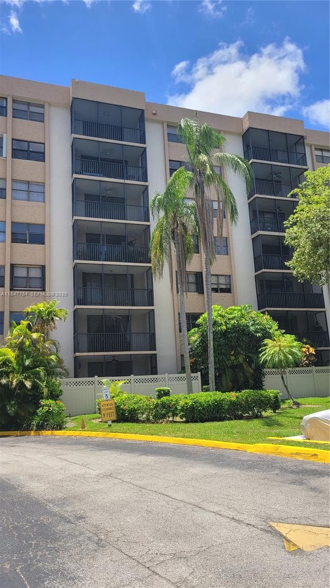 Chantilly Condo · #620 in Miami - Photo 2