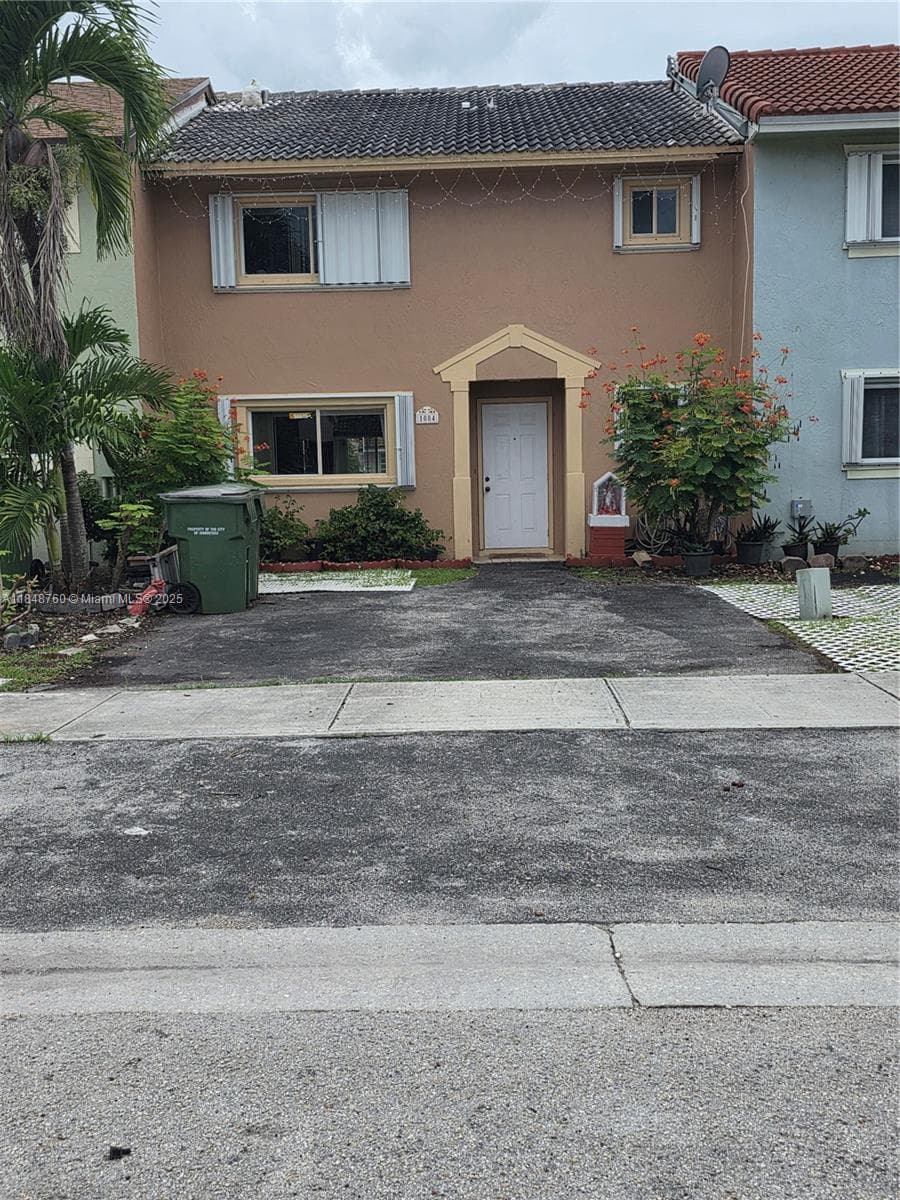 1084 SE 13th Ave photo 2