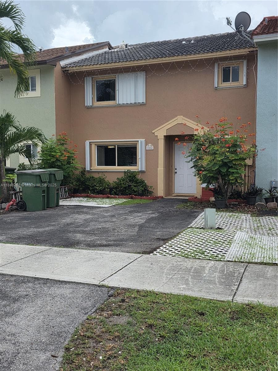 1084 SE 13th Ave photo 14