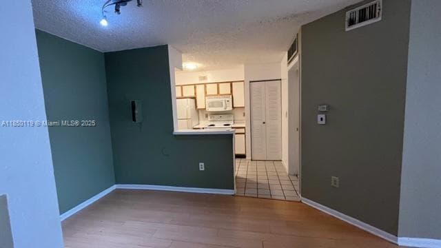 LAKEVIEW CLUB CONDO · #106 in Oakland Park - Photo 4