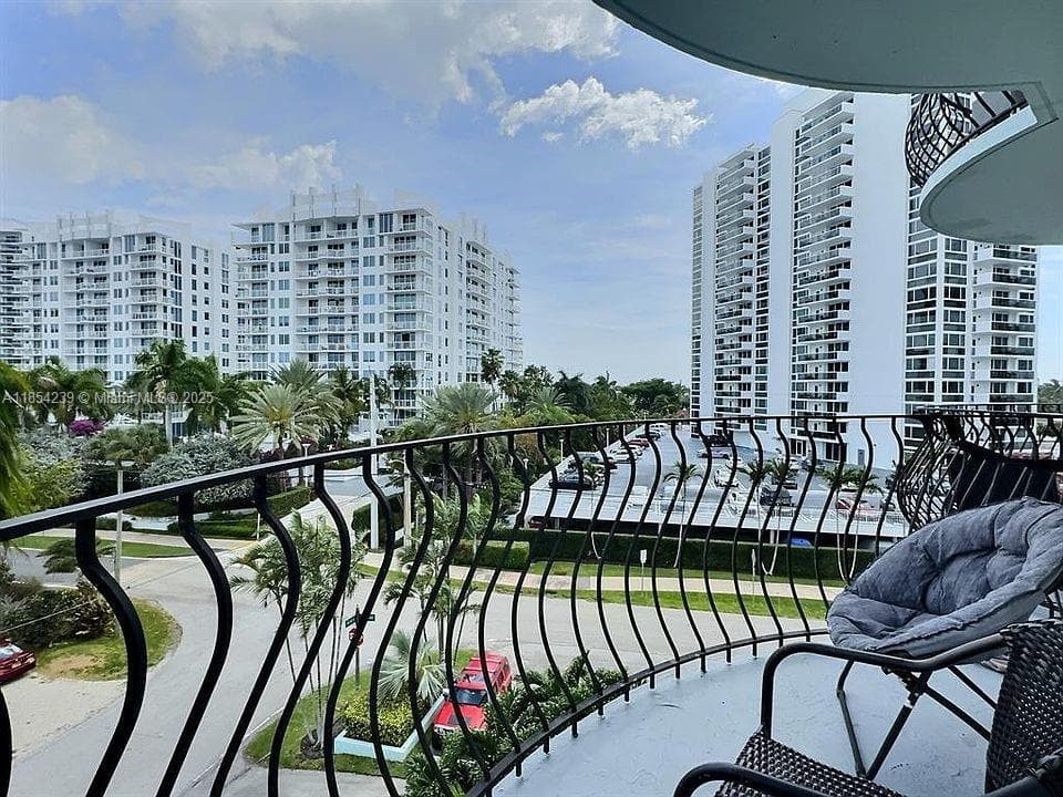 LE CERCLE BY THE BEACH CO · #507 in Fort Lauderdale - Photo 3