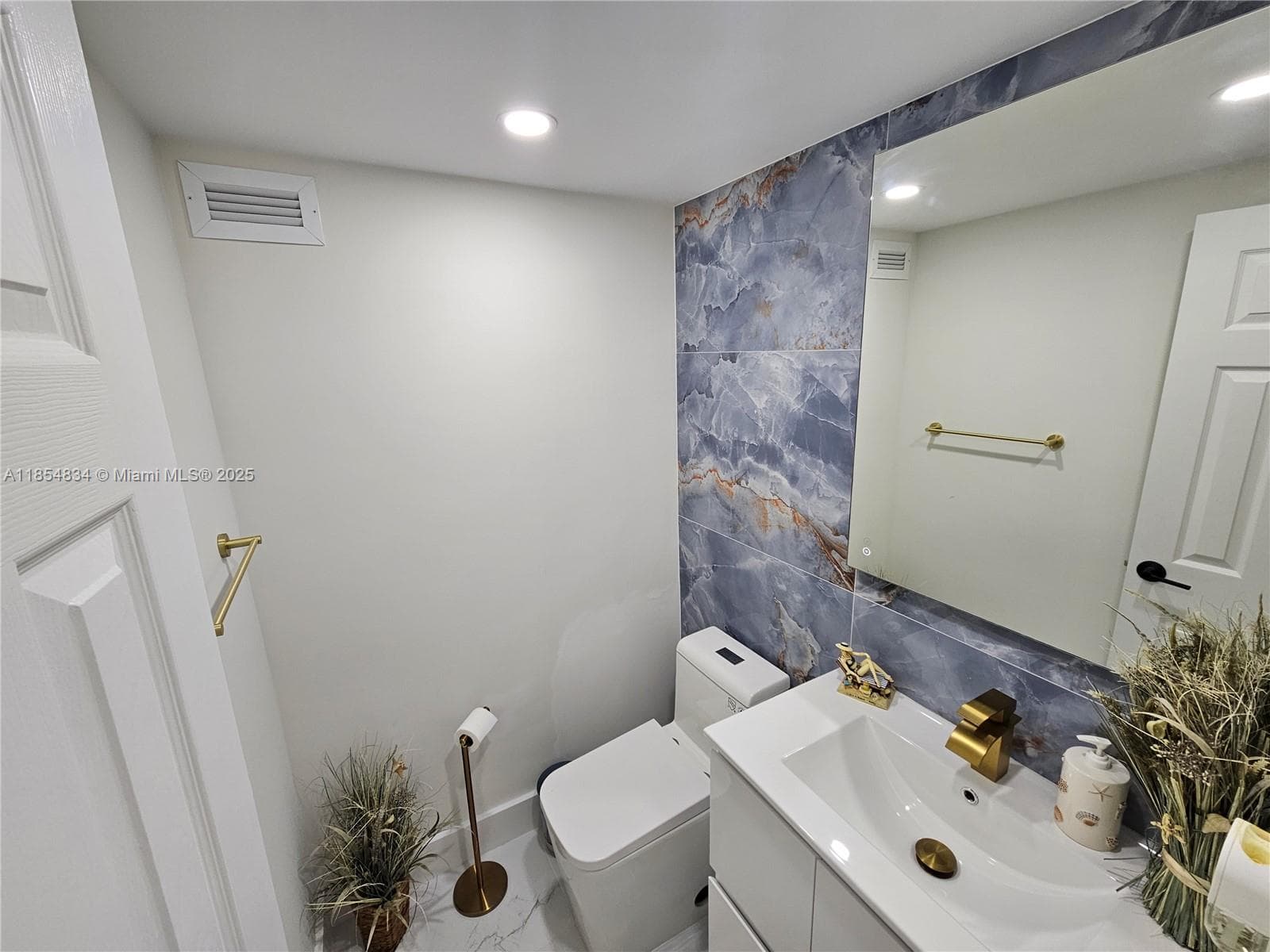 WAVE CONDO · #307 (Ave. April 10 2026) in Hollywood - Photo 14