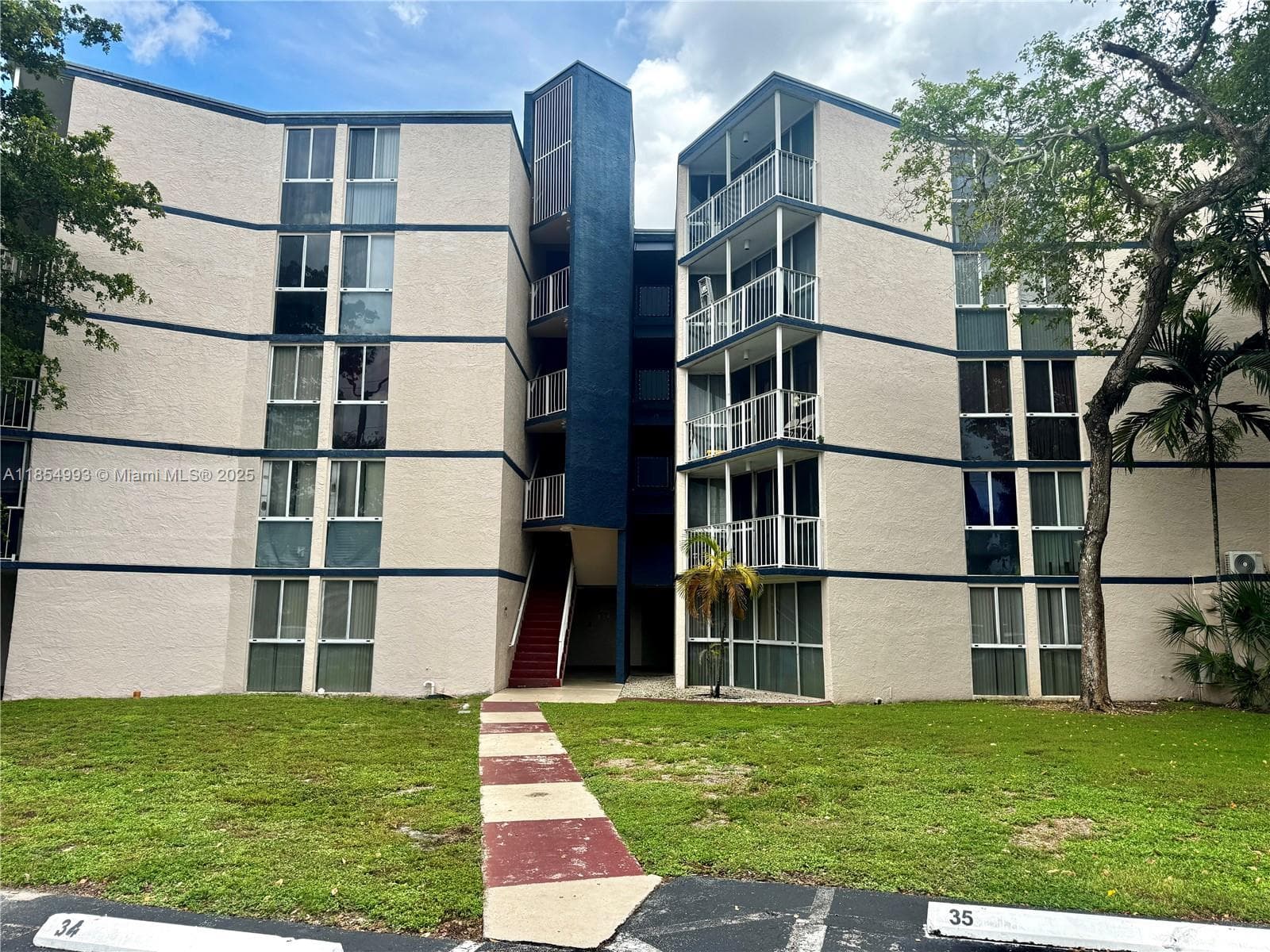 LAS BRISAS@ COUNTRY CLUB · #A211 in Hialeah - Photo 1