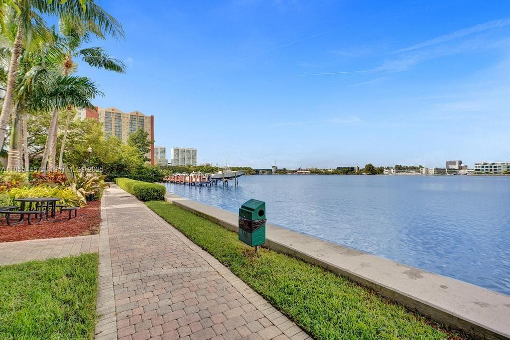 Porto Bellagio · #1511 in Sunny Isles Beach - Photo 43