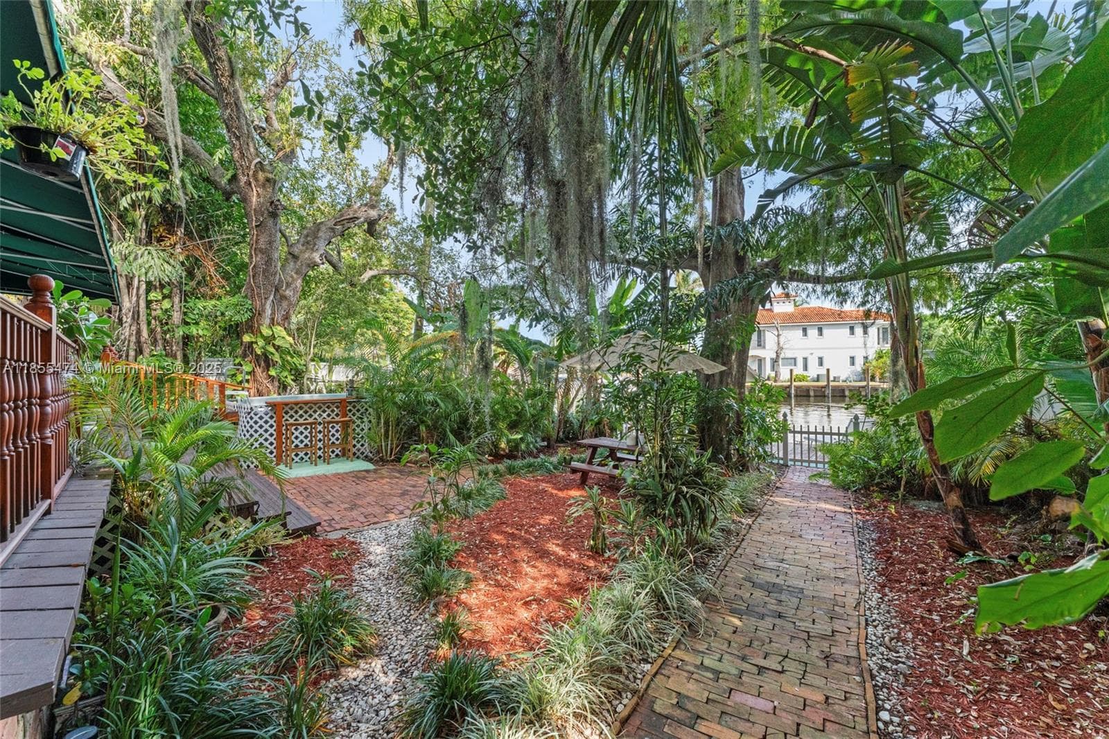 918 Tequesta St photo 32
