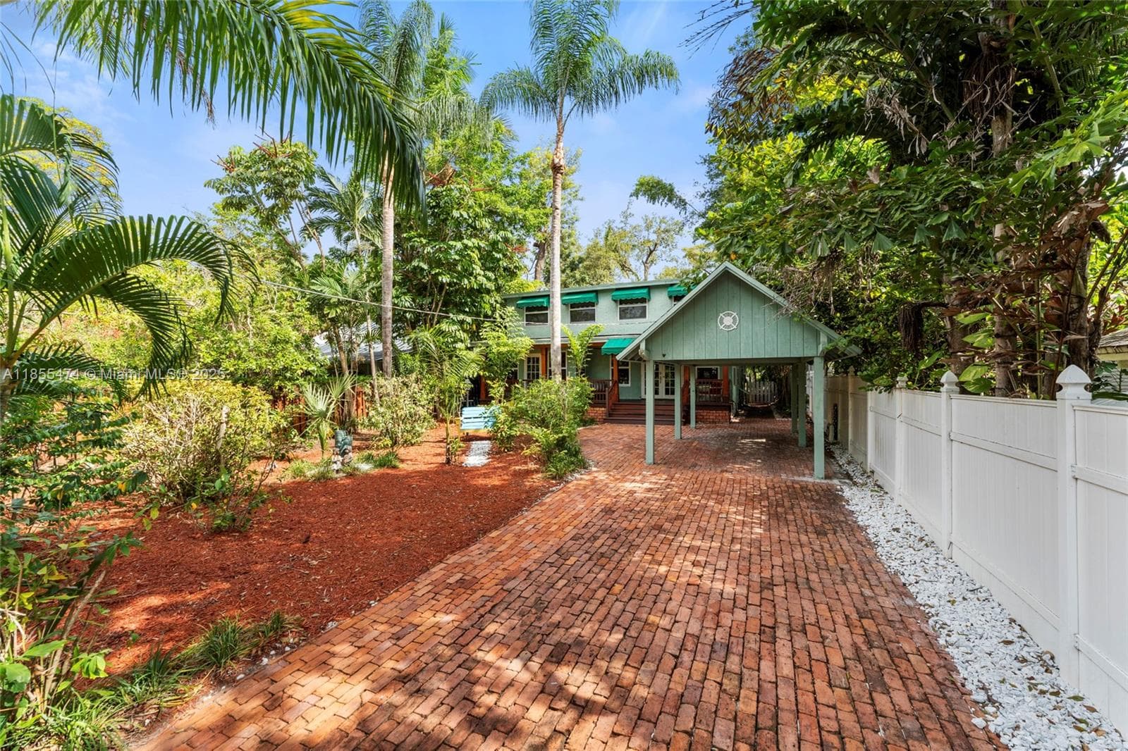 918 Tequesta St photo 4