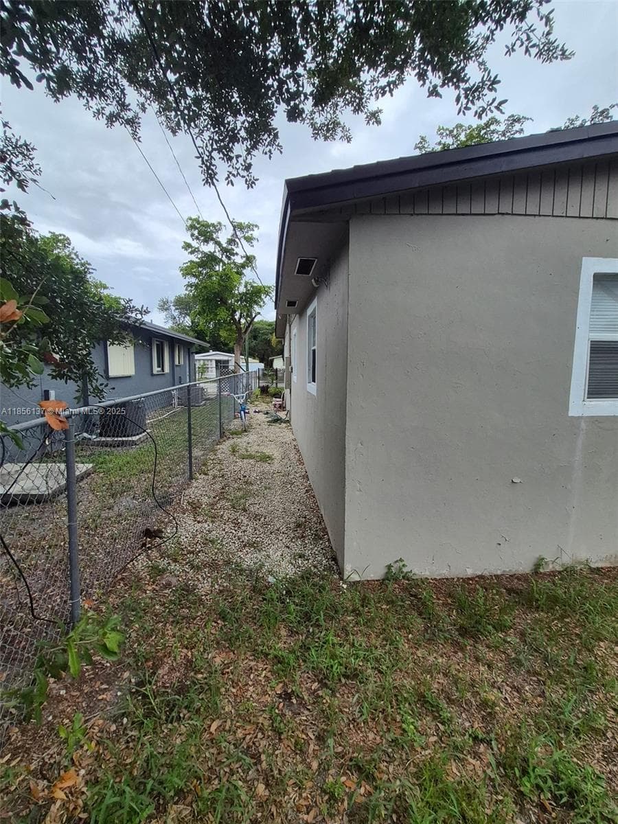 2831 NW 14th Ct photo 3