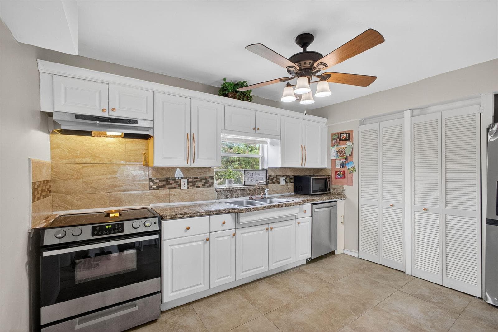 1136 W 7th St Riviera Beach, FL 33404