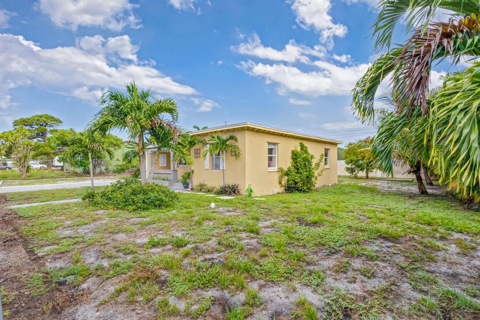 1136 W 7th St Riviera Beach, FL 33404